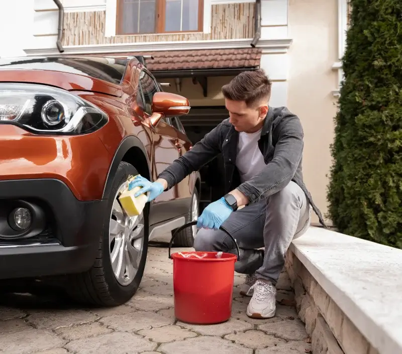 Lavage auto à domicile Peyriac-Minervois : professionnel intervenant sur un véhicule